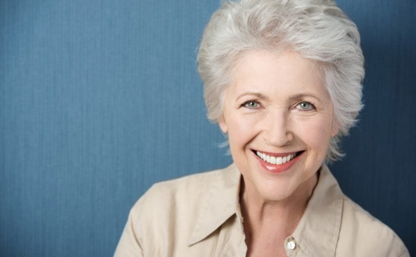 Smilende ældre kvinde